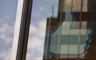 Facebook debutta a Wall Street con boom di volumi
